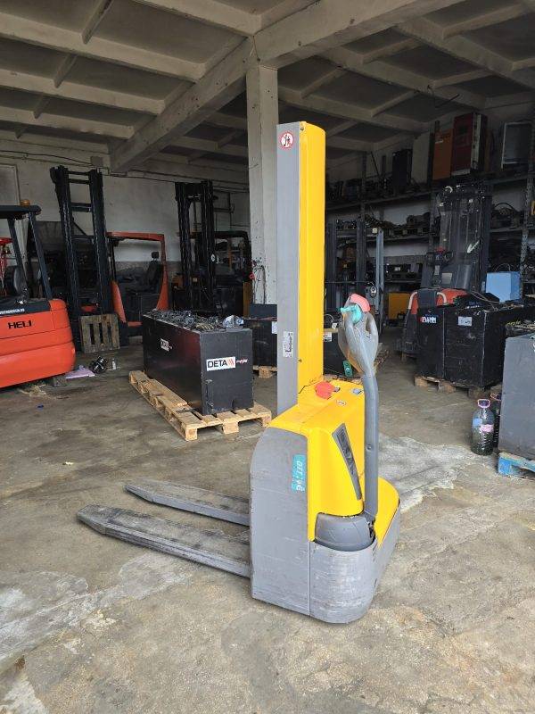 Transpaletă Electrică cu Catarg Jungheinrich EMC 110