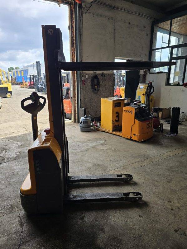 Transpaletă Electrică cu Catarg Jungheinrich EMC 110