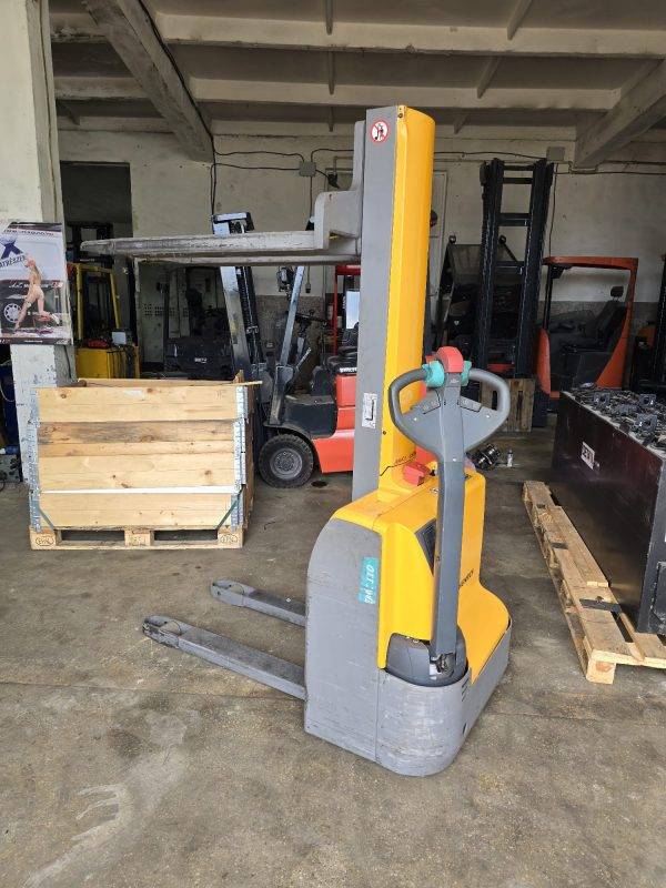 Transpaletă Electrică cu Catarg Jungheinrich EMC 110 la Seralex SRL în Cluj