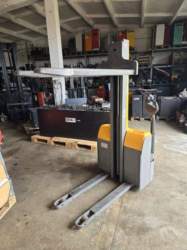 Transpaletă Electrică cu Catarg Jungheinrich EMC 110